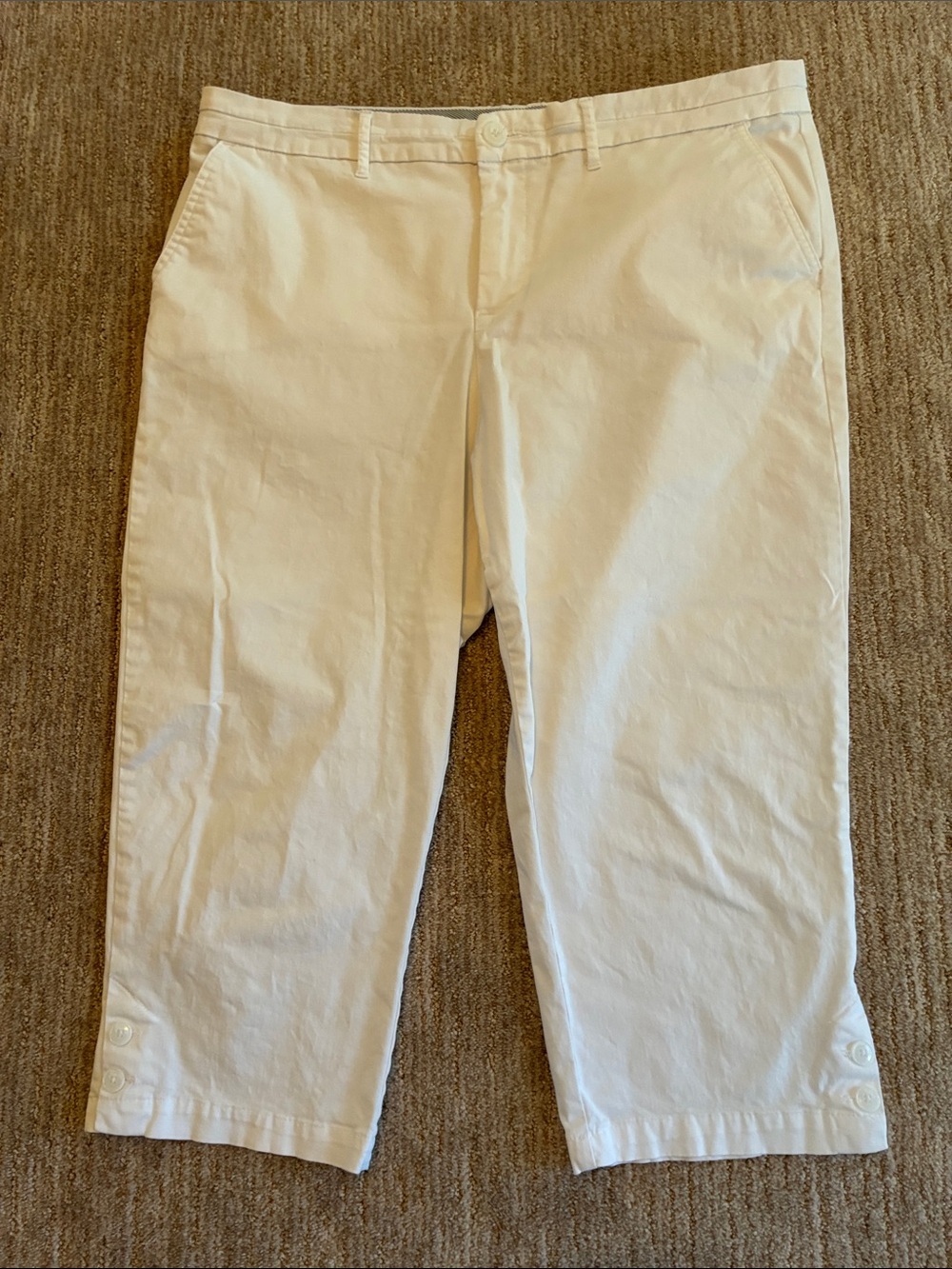 croft & barrow White Cropped Button-Hem Capri’s Size 16